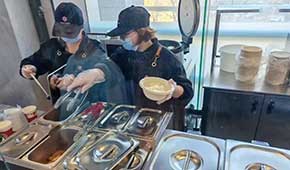 庫迪賣盒飯、檸季賣烤腸…茶飲店開辟副業(yè)，凍品小吃大有機(jī)會(huì)